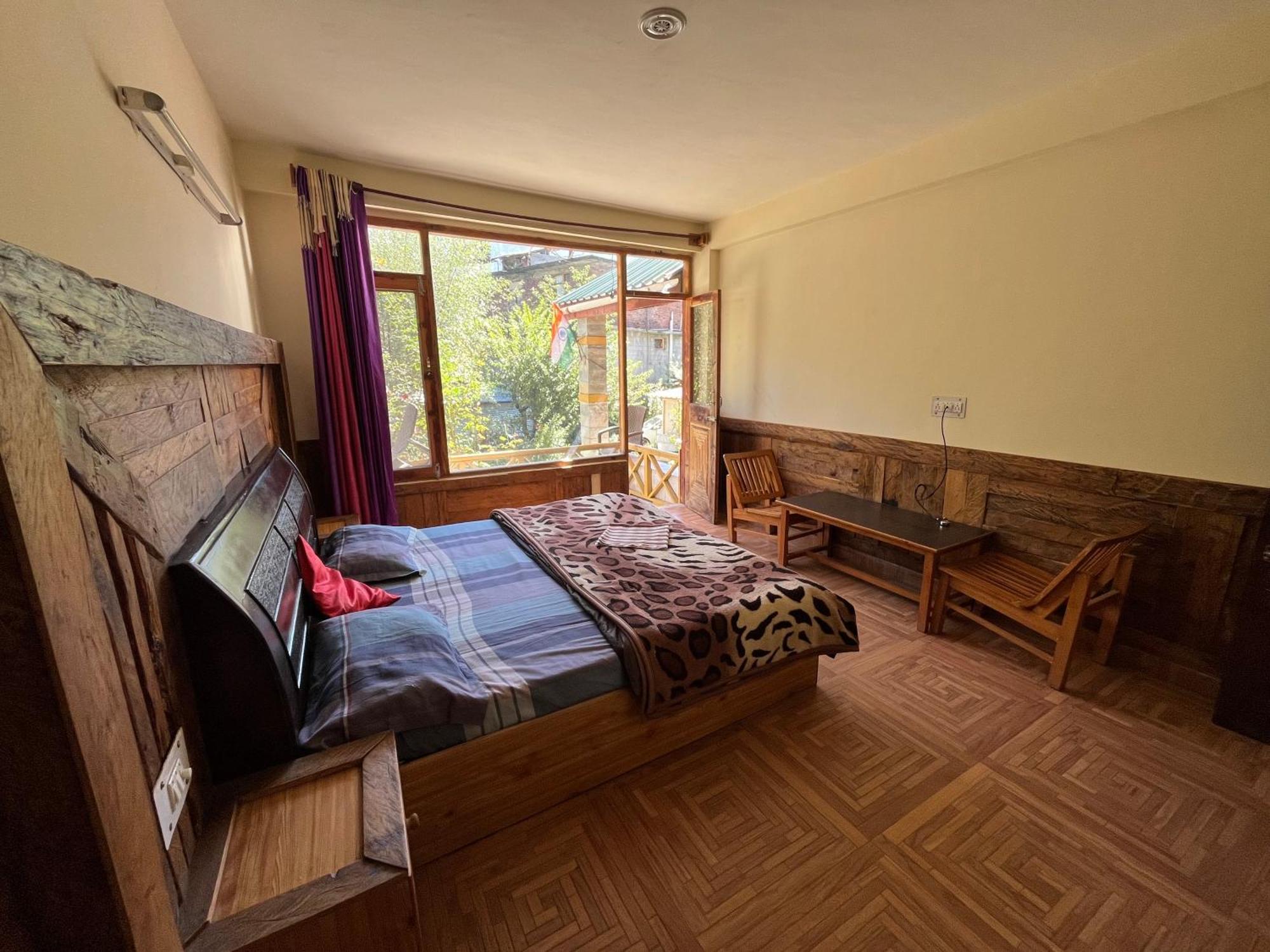 Yolo Social - The Social House & Cowork - Manali Hostel - Manali (Himachal Pradesh) — Photos 3