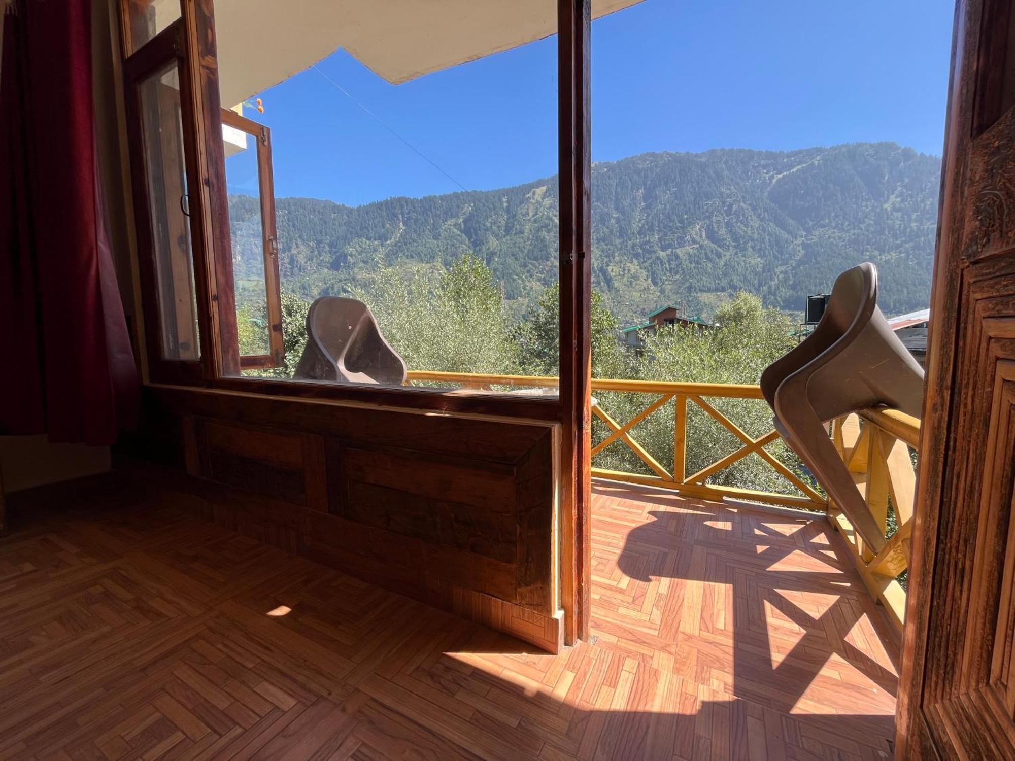 Yolo Social - The Social House & Cowork - Manali Hostel - Manali (Himachal Pradesh) — Photos 2